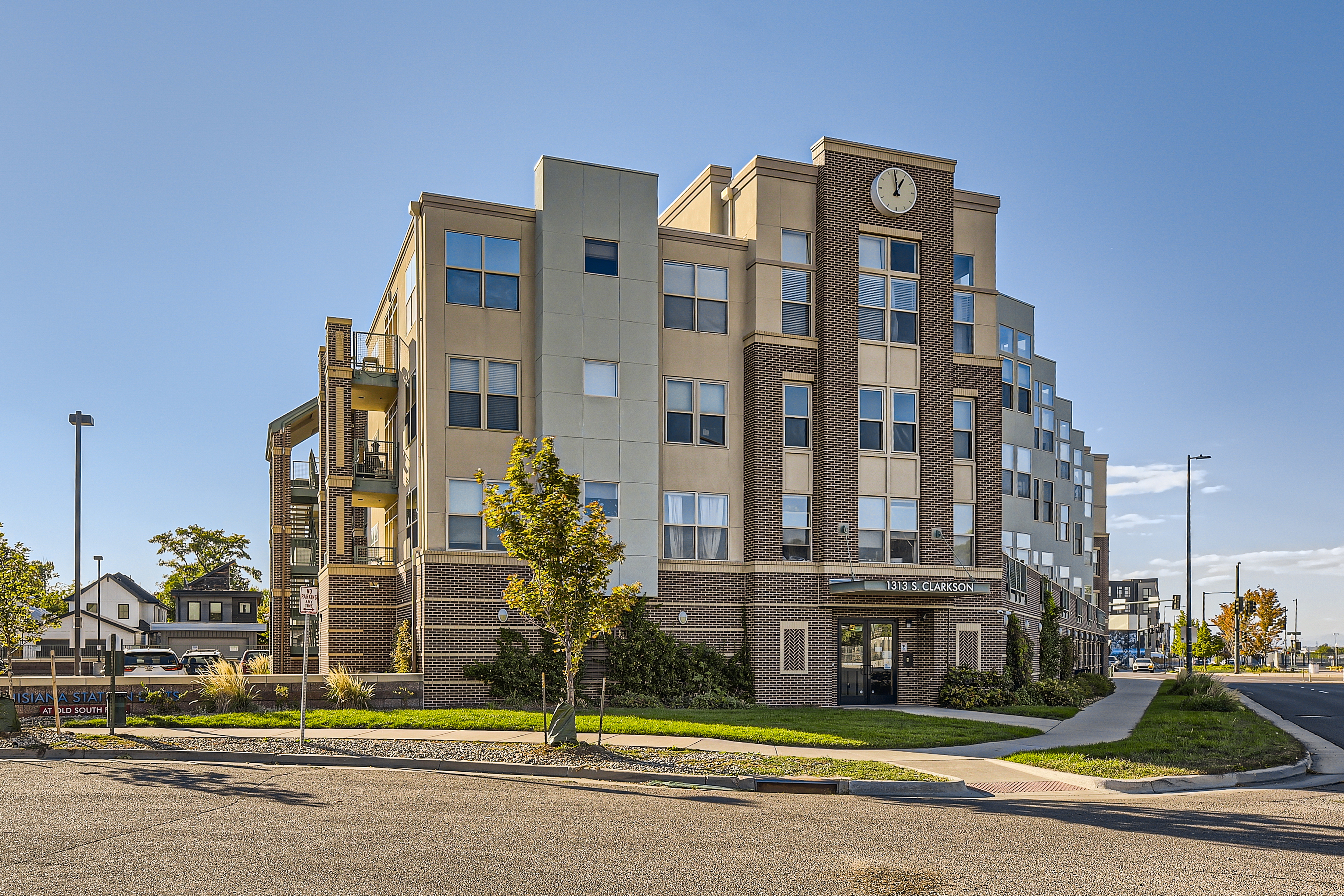 Modern and Bright 2-Bedroom Condo at Louisiana Station Lofts!